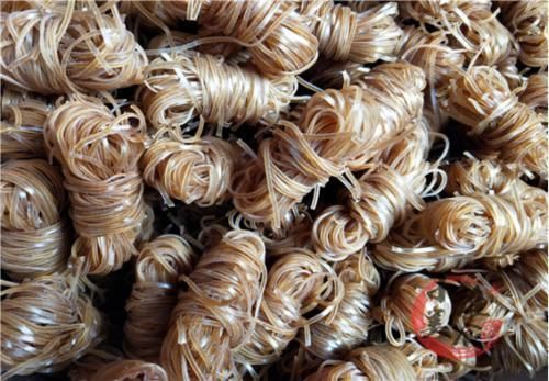 红薯粉条如何辨真假?粉厂员工:牢记3招,轻松辨别“假粉条”!