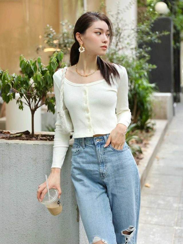 穿搭|优雅风格的穿搭技巧，这几款衣服很减龄，秋季这样穿就很美