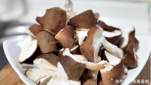 炒香菇需要焯水吗？10人7人不懂，难怪香菇没味道，腥味大不好吃