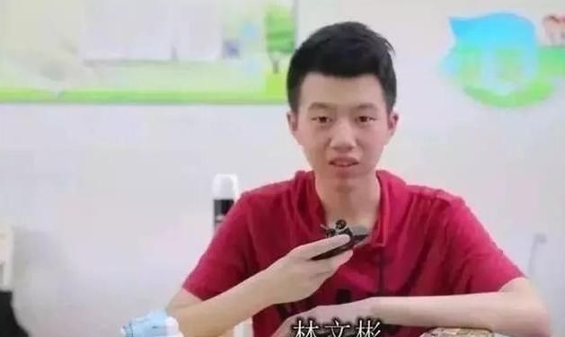 孩子|16岁男孩写字宛如印刷体,获700w网友点赞,父母却说孩子有病