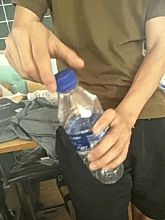 |搞笑GIF:成功把对面的妹子逗笑了 请问接下来我应该怎么做?