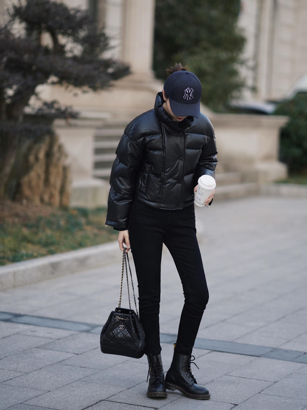 马丁靴 高质量的“皮羽绒”保暖又显贵,借鉴这些搭配,舒适优雅提气质