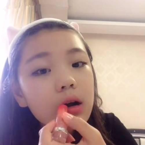 网红梦|小学生化妆火了,模仿妈妈上眼影,看到“成品”后被惊艳到