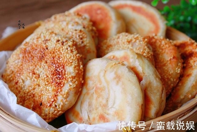 酥到掉渣的烧饼,平底锅就能做,每次一斤面,咸香酥脆,出锅必光