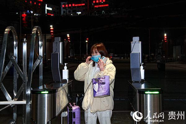 贵阳北站增设18台扫码测温一体化闸机 方便无智能机人群进站