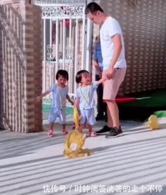女儿|爸爸接孩子迟到了,女儿们一脸气愤,网友:门卫大爷都笑了