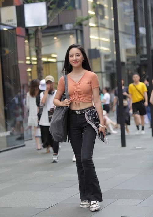 休闲喇叭裤来袭，个性造型帮你轻松塑造