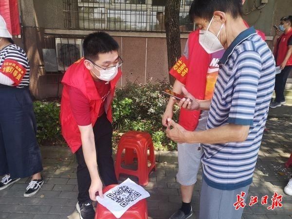 陈新涛|这些00后学生主动“上岗”，还为老人小孩提供一对一服务