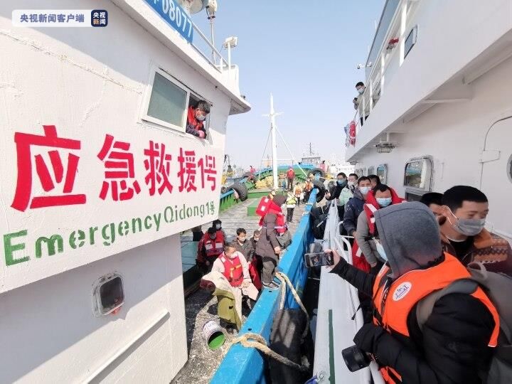 启东|江苏启东渔船海上施救 福建16名获救渔民安全返港