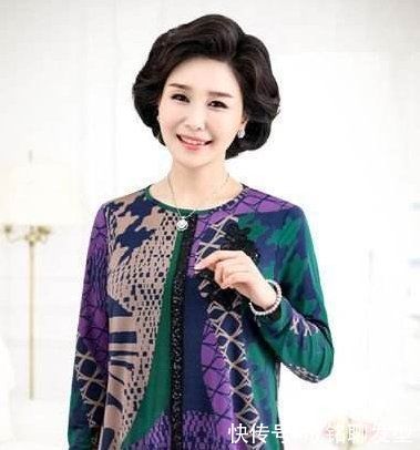 为什么六十岁女人都喜欢短发？发质发量气质变了，短发利落又减龄