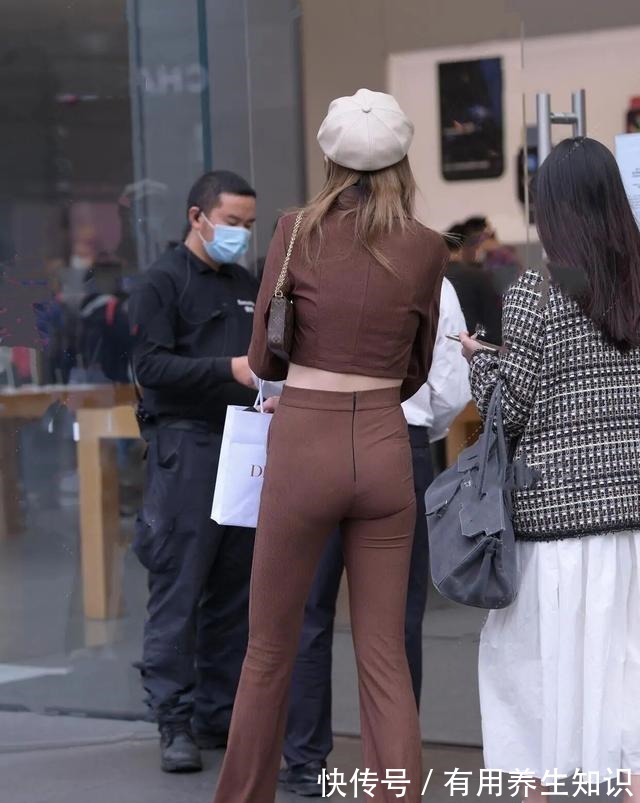 搭配 黑色背心搭配蓝色打底裤,深浅色系搭配,高挑又好看!