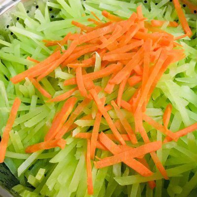  豆油|好吃到流泪的豆油皮炒莴笋，连吃三天都不够！