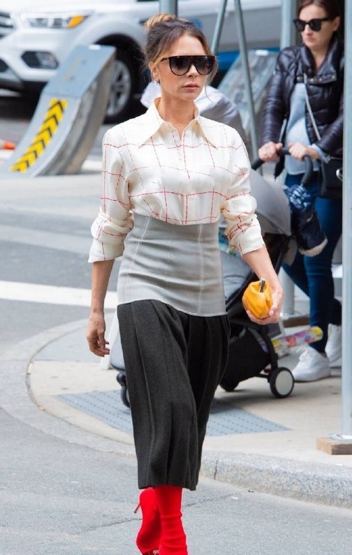 身材比例|贝嫂街拍遭遇“滑铁卢”! 穿拼色裙非要配双大红靴, 一般人真别学