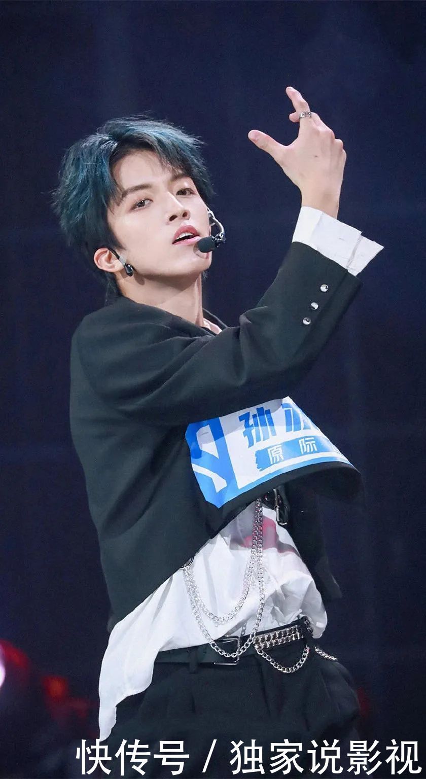 杨幂力挺周柯宇,起底INTO1成员的原公司,谁的背景更硬?