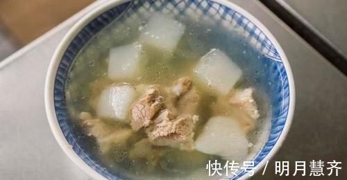 排骨焯水时，最忌直接下锅煮，大厨分享正确做法，排骨鲜嫩无腥味