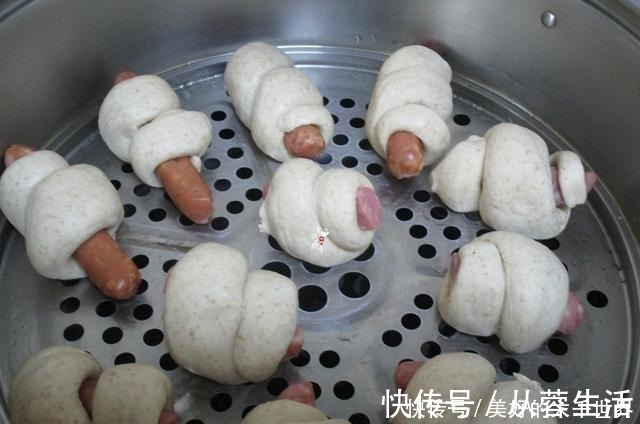 香肠馒头卷|最近,儿子迷上了这早餐,随手一卷一蒸,比肉包好吃还简单