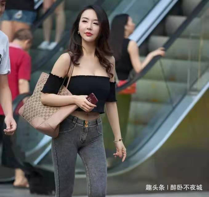 街头感|紧身牛仔裤的美女街头感十足，搭配一字肩，随便穿就很个性！