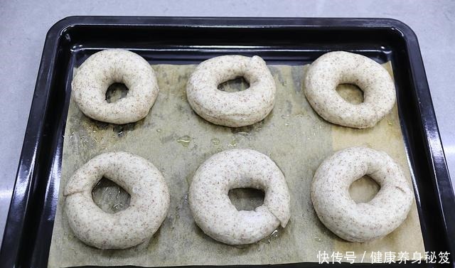 不用发酵就能烤的面包，暄软又筋道，加这料麦香浓郁，早餐吃不够