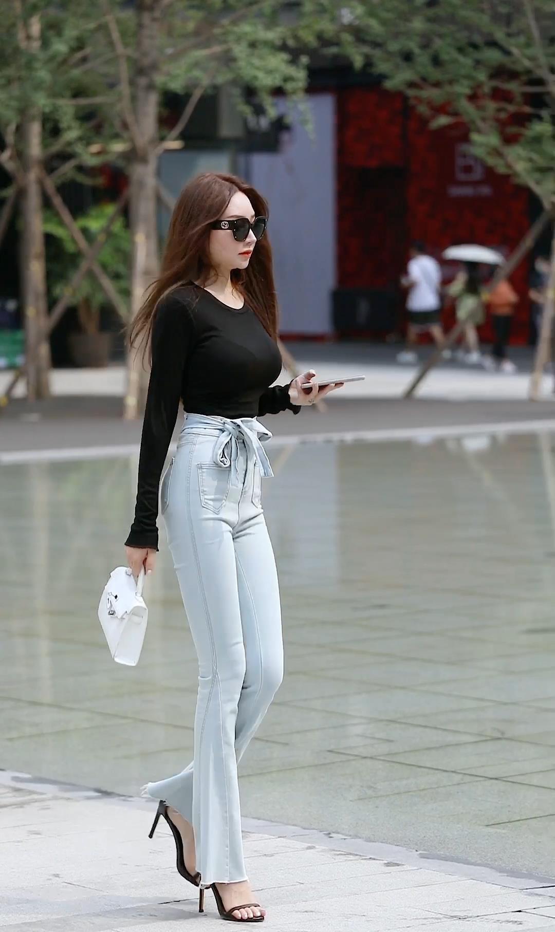 黑衣御姐气场超强，修身穿搭秀出好身材，长腿炸街尽显迷人气质