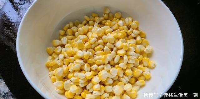 试一下|香喷喷的椒盐玉米,下酒下饭都不错,做法简单又美味,值得一吃