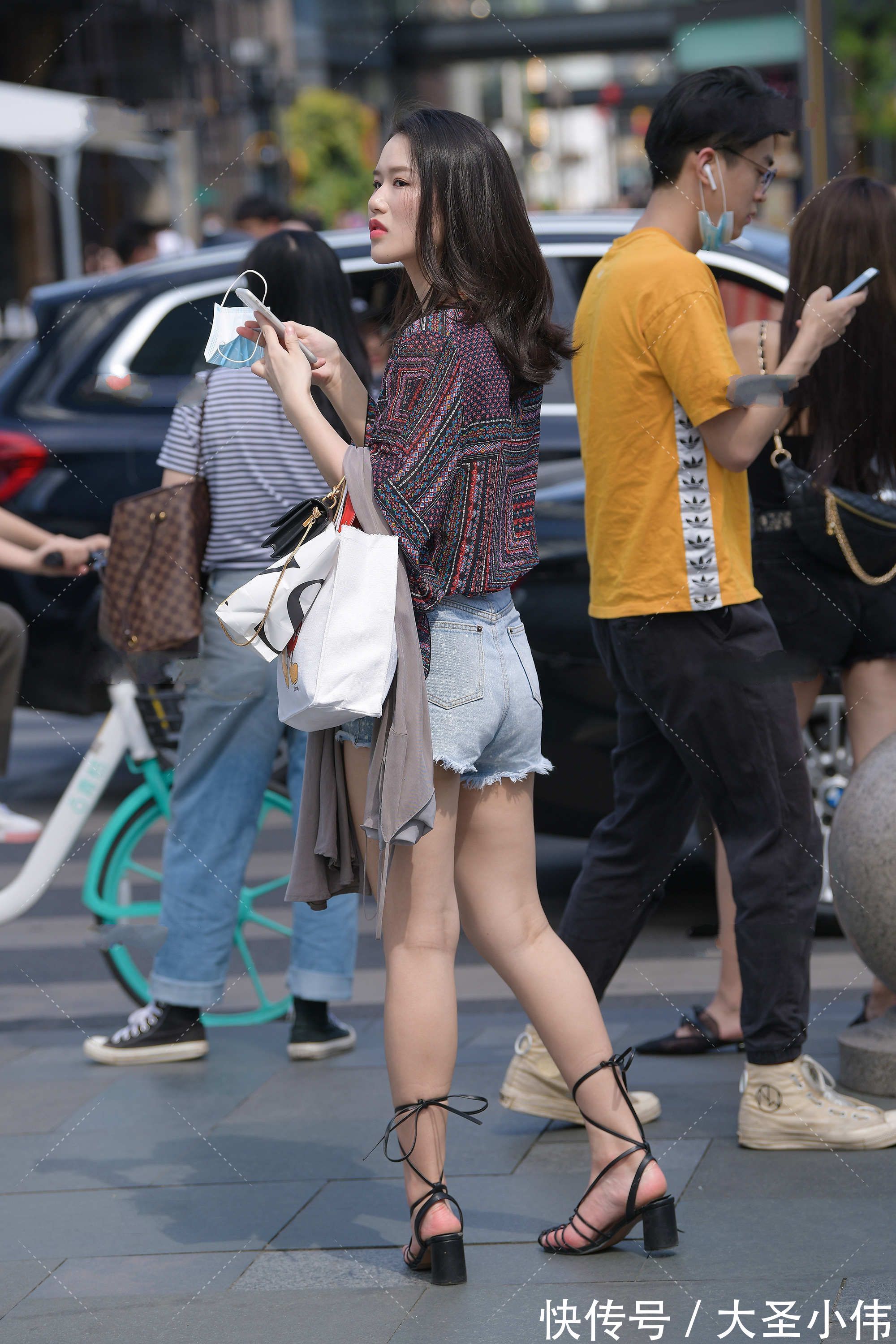 美女|美女街拍:民族风格的短款上衣,搭配毛边牛仔短裤,时尚清爽个性别致
