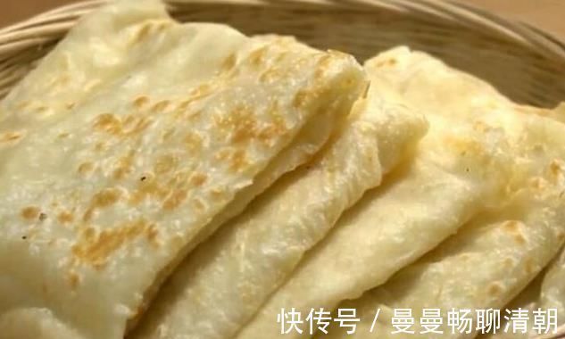 烙饼时,直接开始烙就错了,要多加这一步,饼才会柔软起层