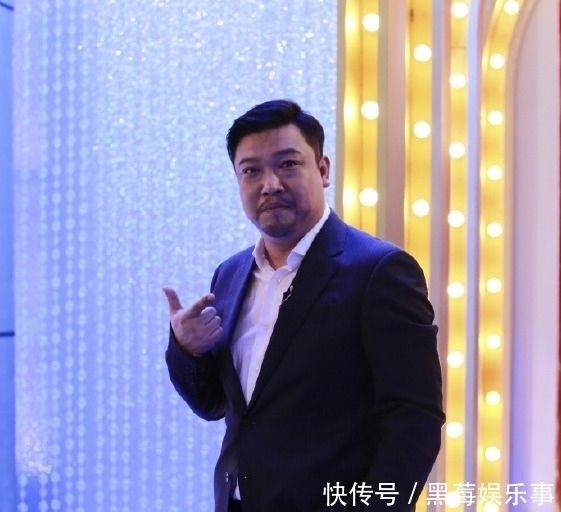 春晚小品演员贾冰现身外甥婚礼,被嘲衣不得体,避嫌不敢抱新娘