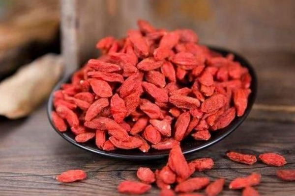 中老年人|每天睡前吃几粒枸杞,坚持一个月后,除了降压降糖,还有3大好处