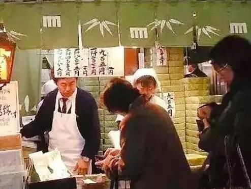 这家|这家店铺比奶茶店还小，却年收入3亿，顾客：在店里面转个身都难