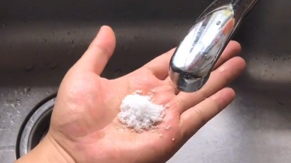 白糖和洗衣粉混合一起,作用太棒了,早学不吃亏,一年省下好几百