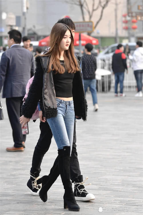 紧身牛仔裤搭配过膝靴,要选择高跟款式更好看,衬托出精致时尚