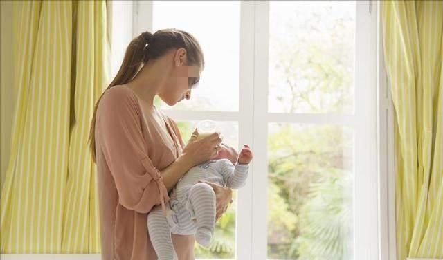 宝宝|为什么婴儿喜欢被抱着走动,大人一坐下就哭?这些原因爸妈要明白