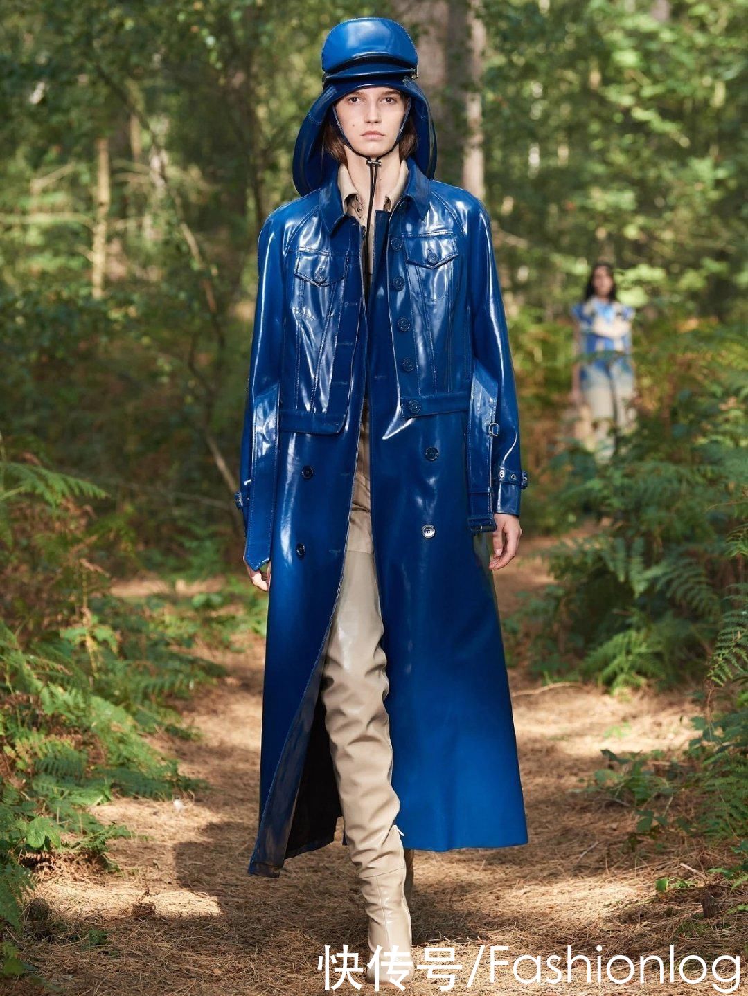 象征希望之水的一抹蓝，把人带往蔚蓝深蓝，回归自然的时尚穿搭