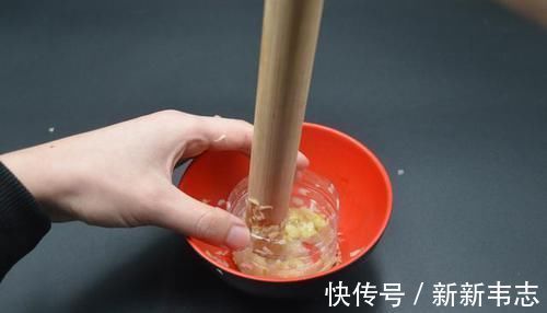 今天才知道,大蒜身上有机关,轻轻一碰蒜皮自动脱落,真的涨知识了