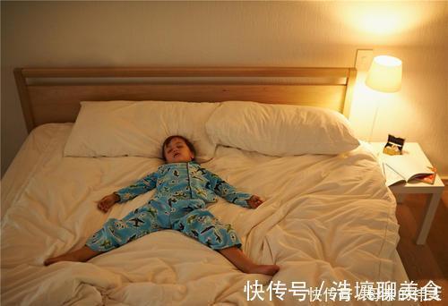 小动作|孩子睡觉时有这3个举动,暗示大脑发育快,长大后智商低不了