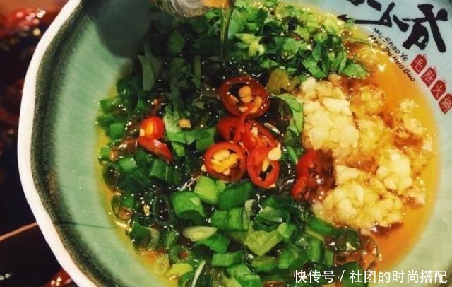 吃火锅时，专调这4种蘸料的，服务员瞧见都会高看你一眼行家！