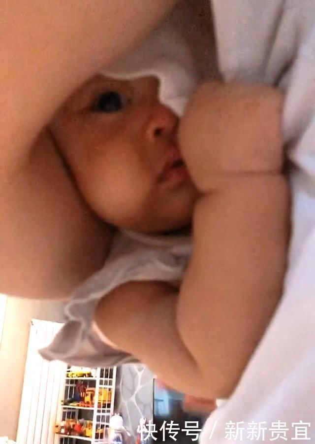 命令|爸爸强硬“命令”宝宝睡觉,宝宝趴爸爸怀里假睡,大眼睛滴溜溜乱转笑翻妈妈