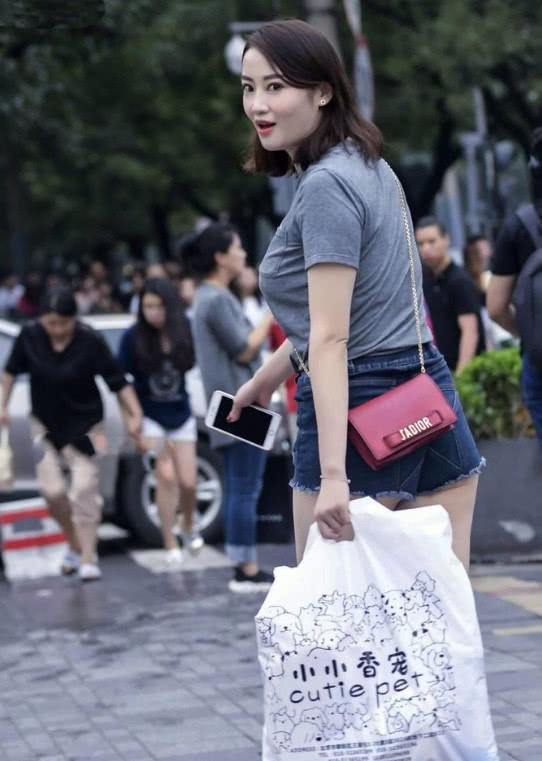t恤 丰满时尚女人味十足,牛仔短裤简单搭配,三十岁女人才有的魅力