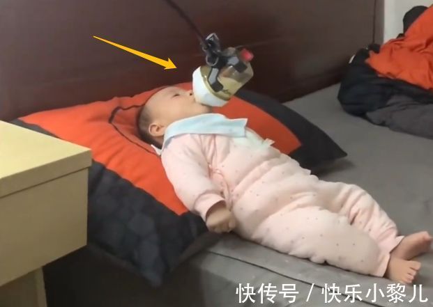 喂奶|宝爸用支架给娃喂奶,被宝妈打了一顿,网友:做了我没忍心做的事