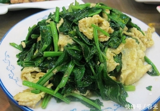 光滑|菠菜和它一起炒,视力越来越好,还能淡化皱纹,皮肤更加细腻光滑
