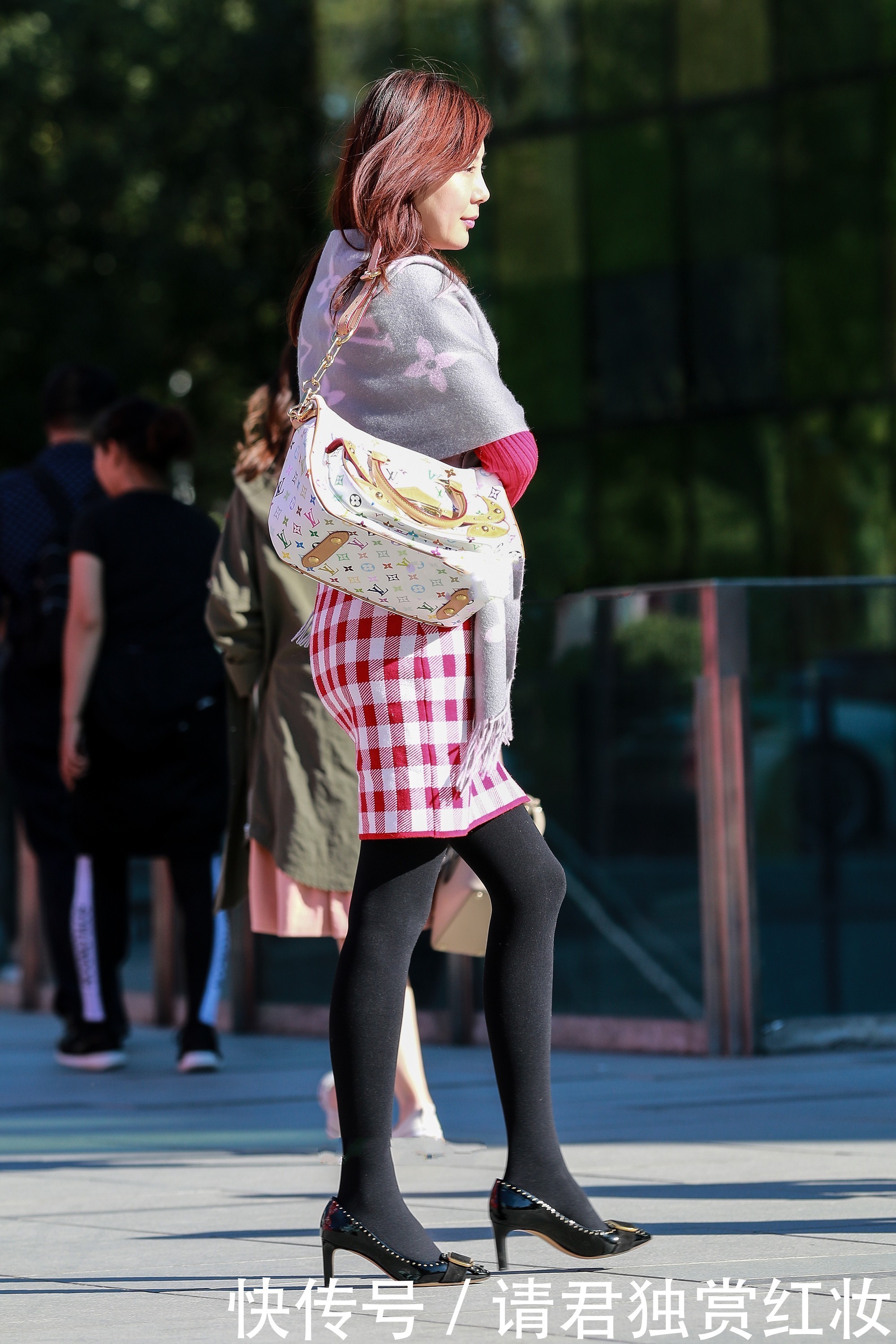 散发出|穿裙子的时候来一条披风,散发出贵妇气质