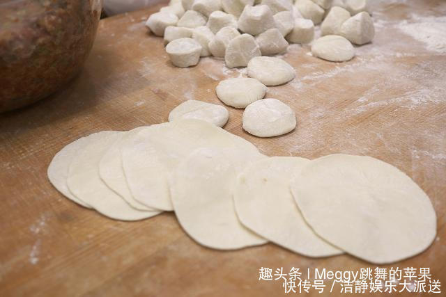 带来|饺子肉馅里打水,错了!头伏饺子二伏面,今天带来个不一样的饺子