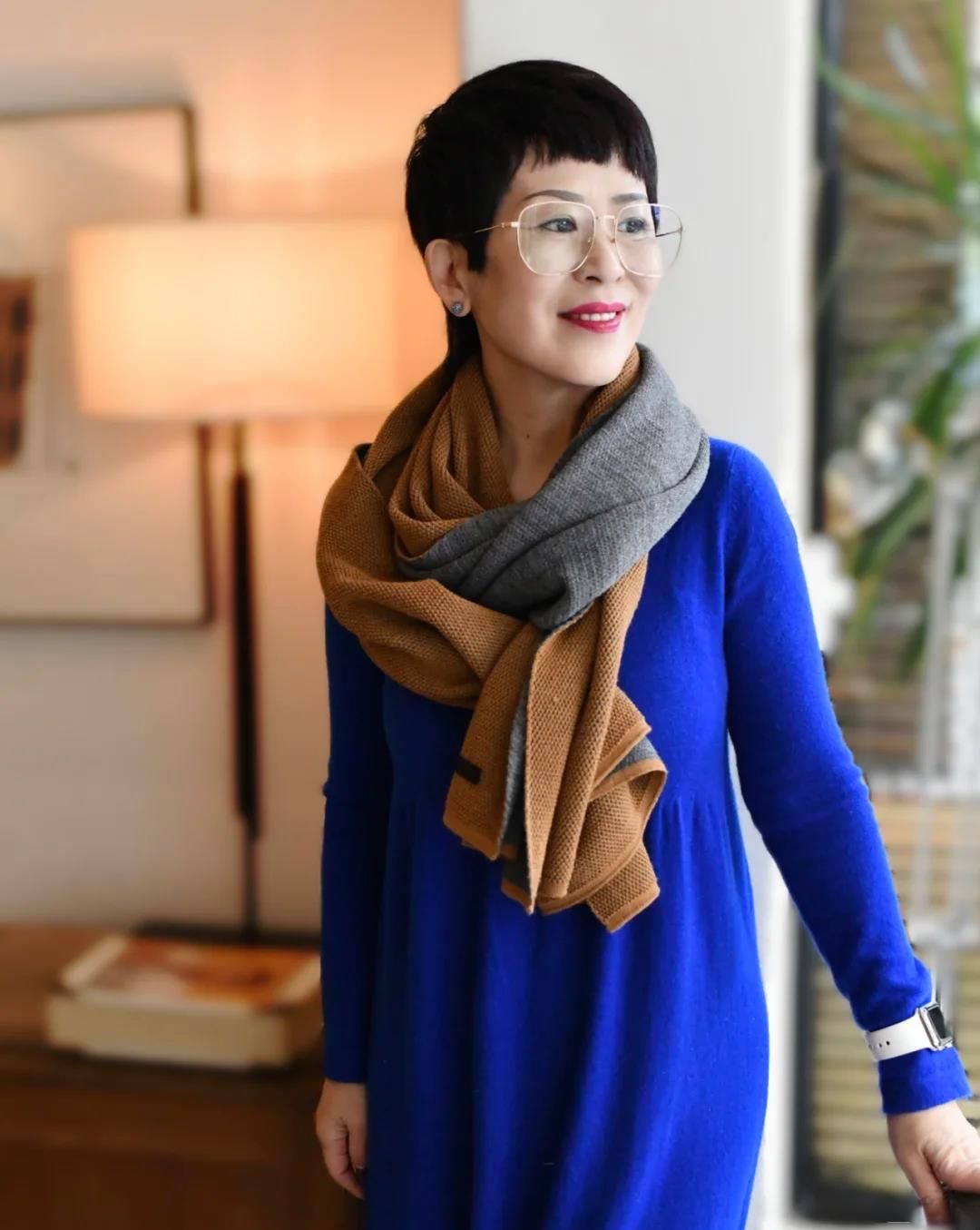 开春了，60多岁的女人怎么穿？九分裤和针织衫，时髦优雅有女人味