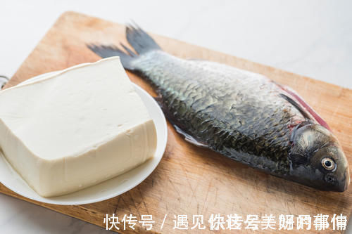 为啥饭店的鲫鱼汤那么好喝？谨记2个窍门，鱼汤鲜美奶白没腥味