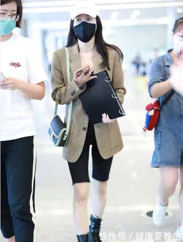 方媛 方媛的衣品也太好了吧，格纹西装搭配骑士靴潇洒帅气，时髦大气！