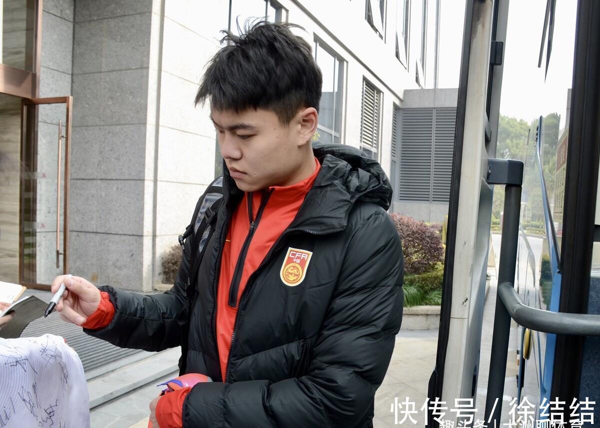 中国足球|国足内部人员有“马后炮”般表态,球迷吐槽声多!李霄鹏压力大了