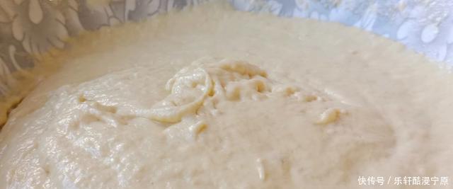 多吃粗粮好处多,用玉米面这样简单一做,无油无糖,吃着更健康