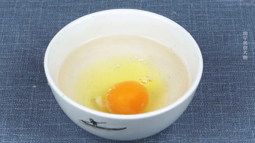 水煮荷包蛋时，不要再开水下锅了，多加一步，鸡蛋又圆又嫩不散花