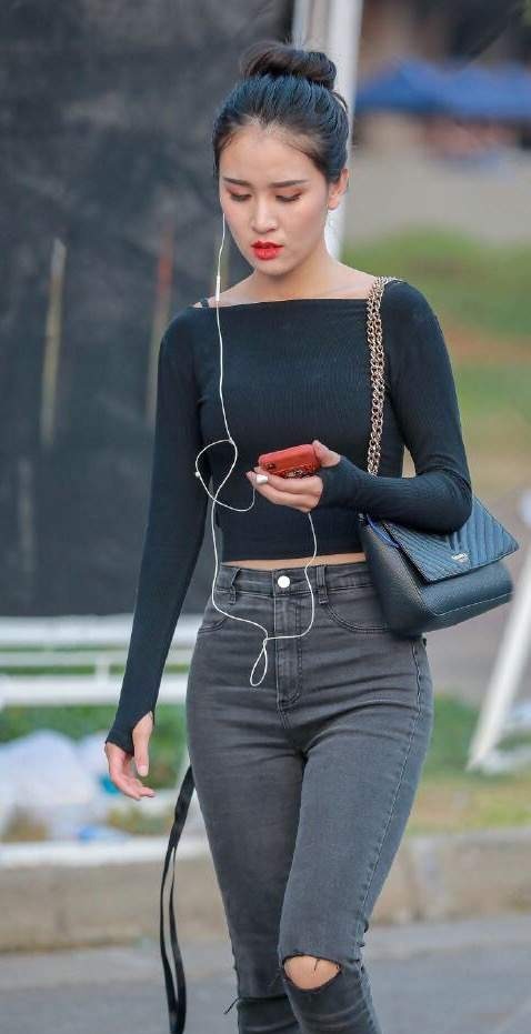 身材|一字肩打底衫搭配烟灰破洞裤,身材好颜值高,妥妥的美少女