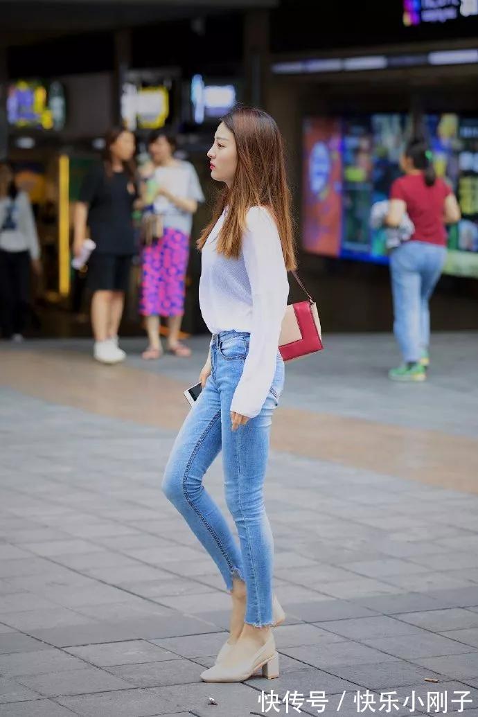 连衣裙 红色连衣裙,细碎波点看上去十分俏皮,带着一种时尚的浪漫